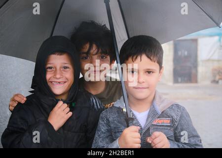 Un ritratto di un dolce bambino rifugiato nel campo. Rifugiati siriani. Foto Stock