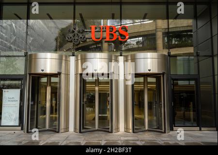 L'ingresso alla sede della banca UBS AG presso 5 Broadgate, Londra, Inghilterra. Foto Stock