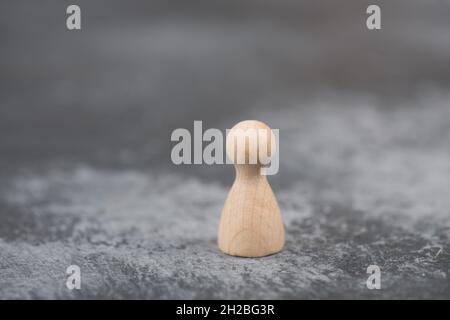 La persona è in piedi da sola, separata dal gruppo, simbolo di solitudine, sfondo di colore scuro Foto Stock