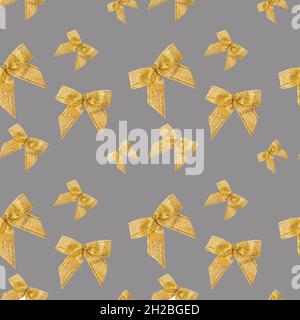 Motivo senza cuciture con archetto decorativo giallo dorato a nastro su sfondo grigio. Modello per stampa su tessuto, disegno della carta da imballaggio. Capodanno e Natale Foto Stock