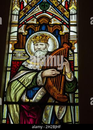 Dettaglio da una vetrata vittoriana nella chiesa di St Lawrence, Eyam, Derbyshire, Regno Unito Foto Stock