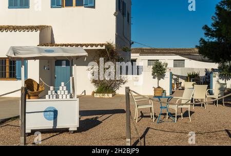 Colonia de Sant Jordi, Spagna; ottobre 11 2021: Esposizione con prodotti della saleria artigianale Flor de SAL Des Trenc, un pomeriggio soleggiato. Situato Foto Stock