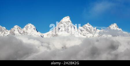 Vista panoramica della gamma Teton nelle nuvole, Wyoming, USA. Foto Stock