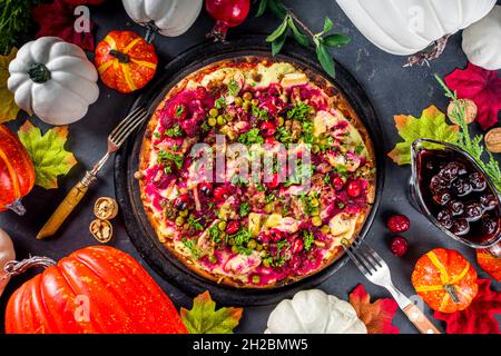 Thanksgiving Leftover Pizza, classica crostata di tacchino o sandwich a forma di pizza Foto Stock