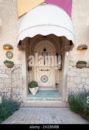 Porta bella decorazione architettonica. Antico edificio d'ingresso. Foto di alta qualità Foto Stock