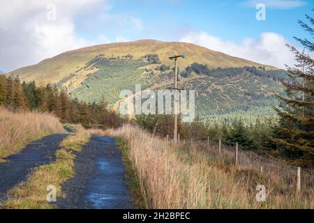 La strada per Croaghnageer tra Glenties e Ballybofey nella contea di Donegal - Irlanda. Foto Stock