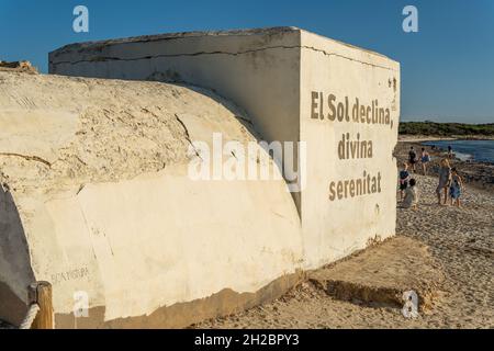 Es Trenc, Spagna; ottobre 11 2021: Vecchio bunker della guerra civile spagnola sulla spiaggia di es Trenc, vicino ai bagnanti, al tramonto. Isola di Maiorca, Spagna Foto Stock