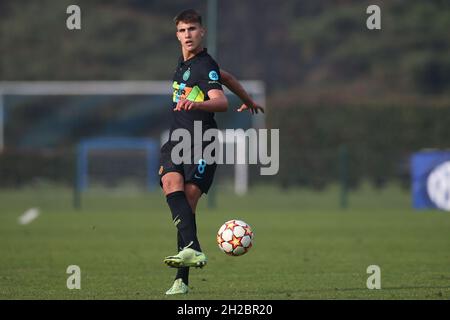 Milano, 19 ottobre 2021. Cesare Casadei di Internazionale gioca la palla in avanti durante la partita della UEFA Youth League al Youth Development Center di Milano. Il credito d'immagine dovrebbe essere: Jonathan Moscrop / Sportimage Foto Stock