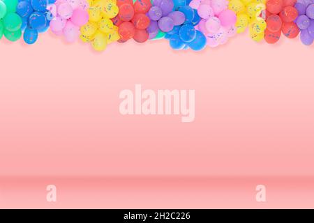 Gruppo di palloncini multicolore per la decorazione in celebrazioni di vari giorni importanti sul bellissimo sfondo color rosa pastello. Foto Stock