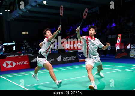 Odense, Danimarca. 21 ottobre 2021. Feng Yanzhe (R)/Du Yue gareggiano durante la seconda partita mista raddoppia tra Feng Yanzhe/Du Yue of China e Chang Tak Ching/ng Wing Yung of China's Hong Kong al Victor Denmark Open 2021 di Odense, Danimarca, 21 ottobre 2021. Credit: Zhang Cheng/Xinhua/Alamy Live News Foto Stock