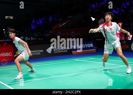 Odense, Danimarca. 21 ottobre 2021. Feng Yanzhe (R)/Du Yue gareggiano durante la seconda partita mista raddoppia tra Feng Yanzhe/Du Yue of China e Chang Tak Ching/ng Wing Yung of China's Hong Kong al Victor Denmark Open 2021 di Odense, Danimarca, 21 ottobre 2021. Credit: Zhang Cheng/Xinhua/Alamy Live News Foto Stock