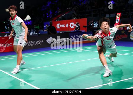 Odense, Danimarca. 21 ottobre 2021. Feng Yanzhe (R)/Du Yue gareggiano durante la seconda partita mista raddoppia tra Feng Yanzhe/Du Yue of China e Chang Tak Ching/ng Wing Yung of China's Hong Kong al Victor Denmark Open 2021 di Odense, Danimarca, 21 ottobre 2021. Credit: Zhang Cheng/Xinhua/Alamy Live News Foto Stock