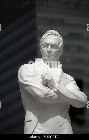 Statua bianca di Sir Stamford Raffles a Singapore, Singapore Foto Stock