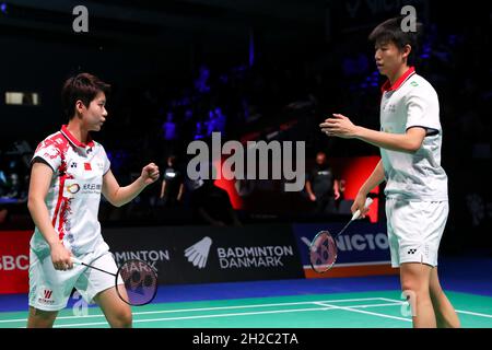 Odense, Danimarca. 21 ottobre 2021. Feng Yanzhe (R)/Du Yue React durante la seconda partita mista raddoppia tra Feng Yanzhe/Du Yue of China e Chang Tak Ching/ng Wing Yung of China's Hong Kong al Victor Denmark Open 2021 di Odense, Danimarca, 21 ottobre 2021. Credit: Zhang Cheng/Xinhua/Alamy Live News Foto Stock