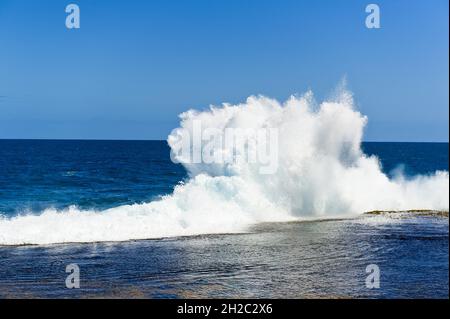 Linea delle onde vicino a Carnarvon, Australia, Australia Occidentale Foto Stock