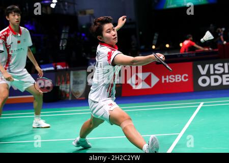 Odense, Danimarca. 21 ottobre 2021. Feng Yanzhe (L)/Du Yue gareggiano durante la seconda partita mista raddoppia tra Feng Yanzhe/Du Yue of China e Chang Tak Ching/ng Wing Yung of China's Hong Kong al Victor Denmark Open 2021 di Odense, Danimarca, 21 ottobre 2021. Credit: Zhang Cheng/Xinhua/Alamy Live News Foto Stock