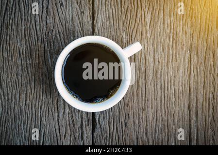 Vista dall'alto della tazza di caffè su un vecchio sfondo di legno. Foto Stock