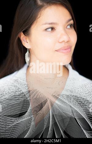 Un ritratto a doppia esposizione di una donna attraente combinato con grafica digitale astratta. Foto Stock
