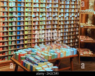 Numerose lattine di pesce all'interno del negozio Comur 1942 a Lisbona in Portogallo Foto Stock