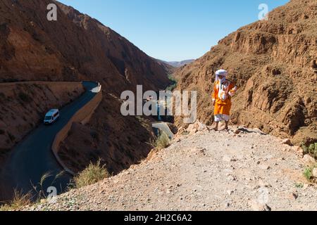 Un uomo in abbigliamento tradizionale nella Gola di Dades in Marocco Foto Stock