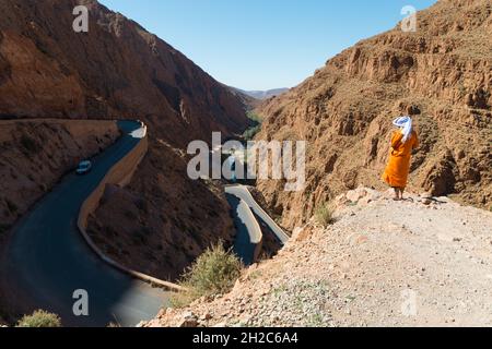 Un uomo in abbigliamento tradizionale nella Gola di Dades in Marocco Foto Stock