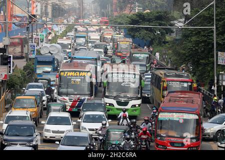 Ingorgo insopportabile nella capitale Dhaka gli abitanti della città stanno diventando complicati giorno per giorno a causa di estrema miseria Foto Stock