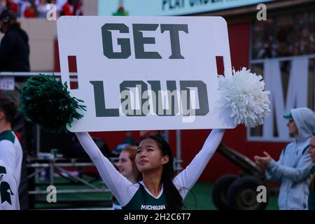 Bloomington, Stati Uniti. 16 ottobre 2021. I cheerleaders dello stato del Michigan incoraggiano gli Spartans durante una partita NCAA contro l'Indiana University al Memorial Stadium di Bloomington. (Ind. IU Lost to Michigan state 20-15) Credit: SOPA Images Limited/Alamy Live News Foto Stock