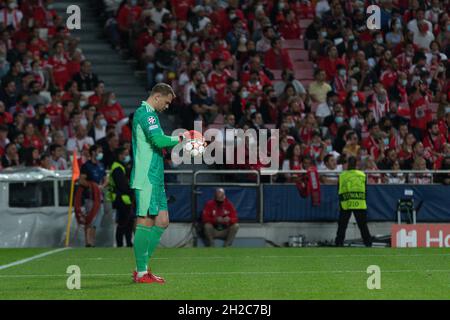 Ottobre 20, 2021. Lisbona, Portogallo. Bayern Munich' goalkeeper dalla Germania Manuel Neuer (1) in azione durante il gioco del 3° round del Gruppo e per la UEFA Champions League, Benfica vs Barcellona Credit: Alexandre de Sousa/Alamy Live News Foto Stock