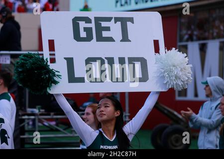 Bloomington, Stati Uniti. 16 ottobre 2021. I cheerleaders dello stato del Michigan incoraggiano gli Spartans durante una partita NCAA contro l'Indiana University al Memorial Stadium di Bloomington. (Ind. IU Lost to Michigan state 20-15) (Photo by Jeremy Hogan/SOPA Images/Sipa USA) Credit: Sipa USA/Alamy Live News Foto Stock