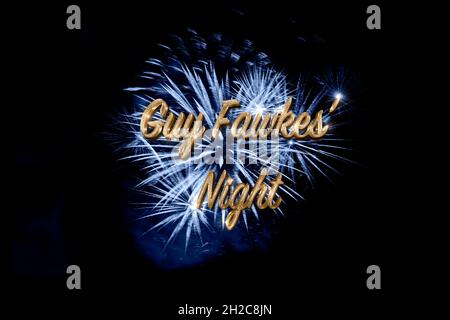 Testo della notte di Guy Fawkes con scintillante calligrafia oro su fuochi d'artificio a movimento lento blu isolati su sfondo nero Foto Stock