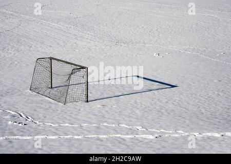 Campo di calcio rurale, Wesertal, Gewissensenruh, Weser Uplands, Weserbergland, Assia, Germania Foto Stock