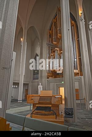 Reykjavik, Islanda – 22 settembre 2021: Veduta interna dell'organo presso la Chiesa luterana, Hallgrímskirkja Foto Stock