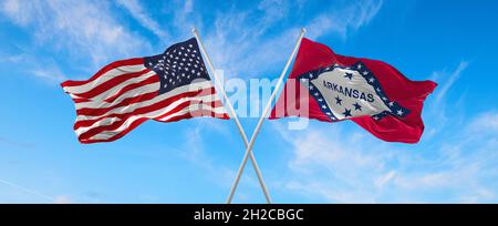 Due bandiere degli Stati Uniti e dello stato dell'Arkansas che ondeggiano nel vento su flagpoli contro il cielo con le nuvole in giorno di sole. illustrazione 3d Foto Stock