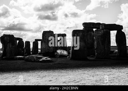 Scala di grigi del famoso Stonehenge a Salisbury, Wiltshire, Inghilterra Foto Stock