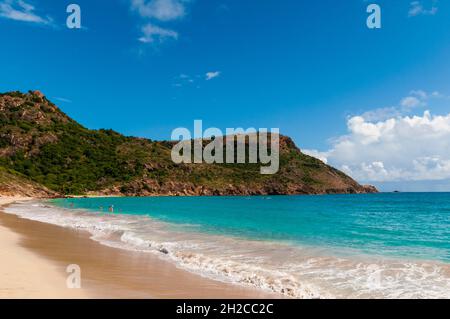 Gli amanti della spiaggia potranno godersi una costa isolata presso la spiaggia di Anse de Grande Saline. Saint Barthelemy, Indie Occidentali. Foto Stock