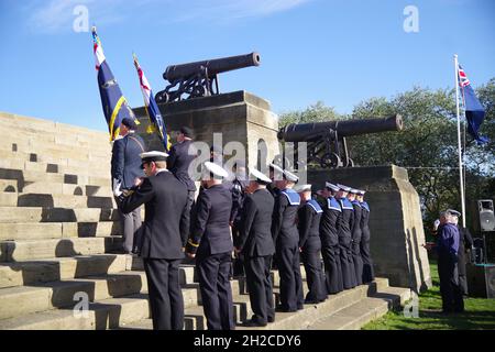 Tynemouth, Regno Unito. 21 ottobre 2021. I portacolori e l'equipaggio standard di HMS Collingwood si affacciano sulla statua e alzano gli occhiali per brindare il Vice-Ammiraglio Lord Collingwood. L'evento si svolge ogni anno il giorno di Trafalgar con il brindisi che viene fatto a mezzogiorno, il tempo Collingwood ha sparato il suo primo colpo alla battaglia di Trafalgar. Credit: Colin Edwards/Alamy Live News Foto Stock