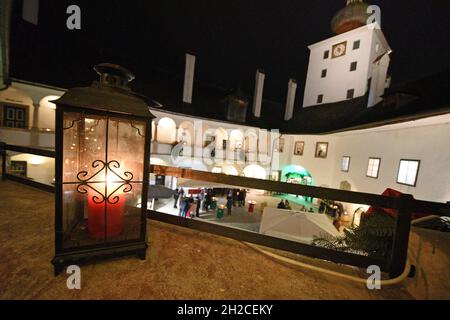 Der Weihnachtsmarkt „Schlösseradvent am Traunsee in Gmunden (Oberösterreich, Österreich) ist einer der schönsten Märkte in Österreich. - la „Schlöss Foto Stock