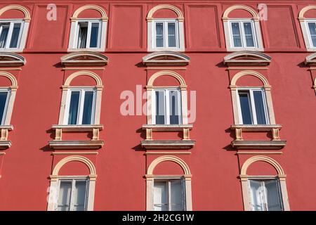 Parte di un edificio a più piani in rosso. Foto Stock