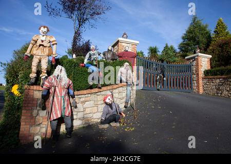 Halloween mostra di spaventosi personaggi di Halloween nel vialetto di una casa sulla Shecock Road, Contea di Monaghan Foto Stock