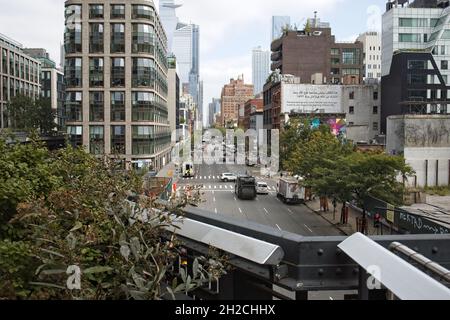 New York, NY, USA - 21 ottobre 2021: Vista sulla Tenth Ave dall'High Line di Chelsea Foto Stock