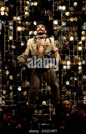 Antony Sher (Tamburlaine) in TAMBURLAINE IL GRANDE di Christopher Marlowe alla Royal Shakespeare Company (RSC), Barbican Theatre, London EC2 12/10/1993 design: Johan Engels illuminazione: Wayne Dowdeswell movimento: Benvenuto Msomi combattimenti: Johnny Hutch regista: Terry Hands Foto Stock