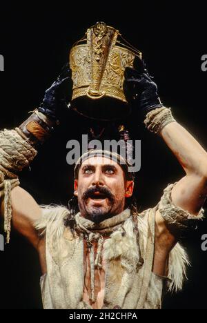 Antony Sher (Tamburlaine) in TAMBURLAINE IL GRANDE di Christopher Marlowe alla Royal Shakespeare Company (RSC), Barbican Theatre, London EC2 12/10/1993 design: Johan Engels illuminazione: Wayne Dowdeswell movimento: Benvenuto Msomi combattimenti: Johnny Hutch regista: Terry Hands Foto Stock