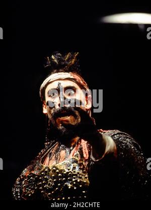 Antony Sher (Tamburlaine) in TAMBURLAINE IL GRANDE di Christopher Marlowe alla Royal Shakespeare Company (RSC), Barbican Theatre, London EC2 12/10/1993 design: Johan Engels illuminazione: Wayne Dowdeswell movimento: Benvenuto Msomi combattimenti: Johnny Hutch regista: Terry Hands Foto Stock