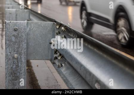 dadi e bulloni svitati nella ringhiera stradale Foto Stock