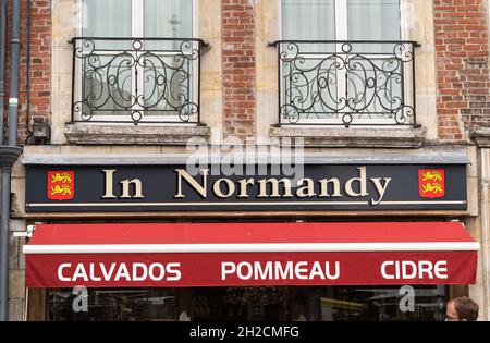 Honfleur, Francia - 4 agosto 2021: Un negozio in Normandia con bevande alcoliche e analcoliche tipiche in Normandia: calvados, sidro e succo di mela Foto Stock