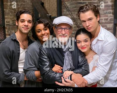 STEVEN SPIELBERG, DAVID ALVAREZ, ANSEL ELGORT, RACHEL ZEGLER E ARIANA DEBOSE NELLA WEST SIDE STORY (2020), DIRETTO DA STEVEN SPIELBERG. Credit: Amblin Entertainment / 20th Century Studios / Album Foto Stock