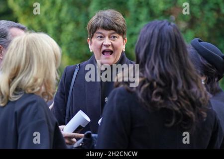 Arlene Foster parla ad altri lutto dopo il funerale di James Brokenshire nella chiesa di St John the Evangelist a Bexley, nel sud-est di Londra. Data foto: Giovedì 21 ottobre 2021. Foto Stock