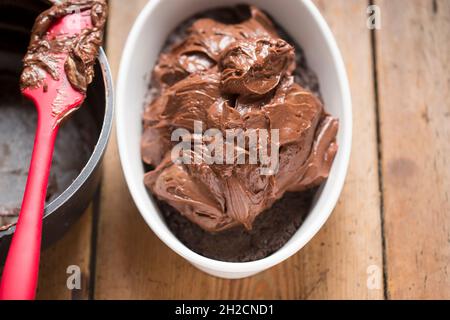 Cheesecake al cioccolato senza cottura con biscotti al cioccolato Foto Stock