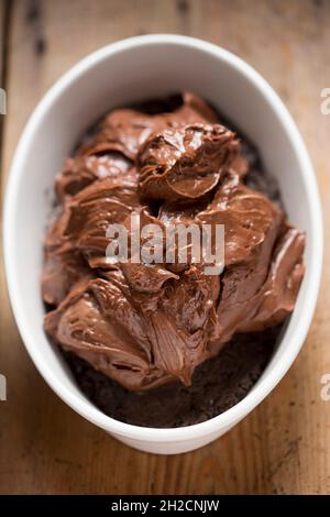 Cheesecake al cioccolato senza cottura con biscotti al cioccolato Foto Stock