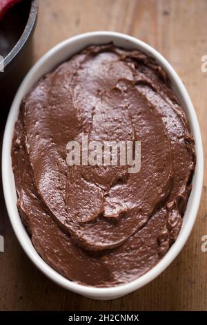 Cheesecake al cioccolato senza cottura con biscotti al cioccolato Foto Stock